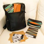 MOCHILA_COURO_MASCULINA_PRETO_PORTA_OCULOS_COURO_AMBAR_JAMBO_CADERNO_ANOTACOES_A6_NECESSAIRE_GRANDE_NEOPRENE_BLOCO_TAMPA_CANETA_LATERAL_GAMAO_PAPEL_CRAFT