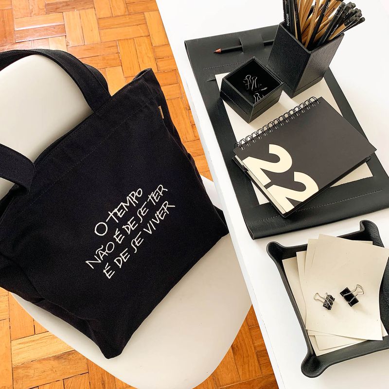 AGENDA_LUXO_2022_TIPOGRAFICO_BOLSA_LONA_FRASE_BORDADA_VIVER_RISQUE_RABISQUE_A4_PORTA_CLIPS_E_CANETA_COURO_PRETO_BANDEJA_COURO_QUADRADA_PAPEL_CRAFT