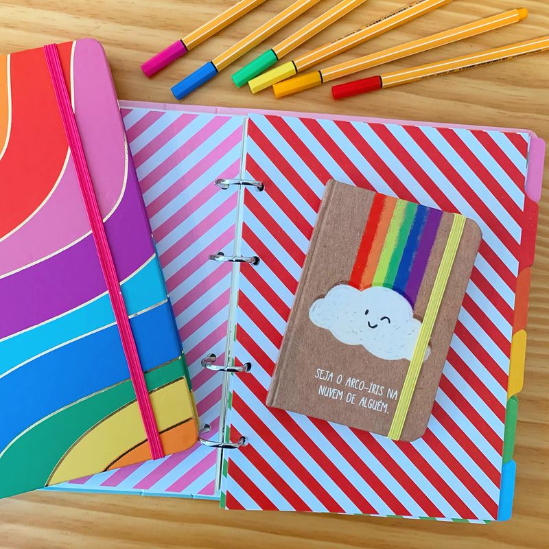 CADERNOS_ARGOLADOS_TOBOGA_ARCO_IRIS_CADERNO_COSTURADO_MIOLO_COLORIDO_PAPEL_CRAFT