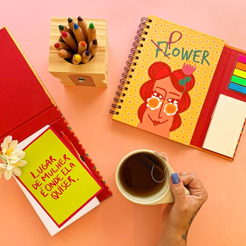 CADERNO_A5_ABA_E_BLOCO_TAMPA_FLOWER_POWER_CARTAO_POSTAL_ELA_QUISER_PORTA_LAPIS_APONTADOR_CANECA_AREIA_PAPEL_CRAFT