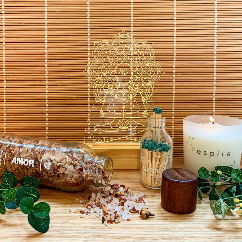 LUMINARIA_LED_MEDITACAO_SAIS_BANHO_AMOR_VELA_COPO_VIDRO_RESPIRA_VIDRO_FOSFORO_TAMPA_MADEIRA_PAPEL_CRAFT