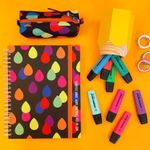 CADERNO_UNIVERSITARIO_A4_180FLS_CHUVA_COLORIDA_PRETO_PORTA_CANETA_LAPIS_AMARELO_ESTOJO_MARCA_TEXTO_BOSS_PAPEL_CRAFT
