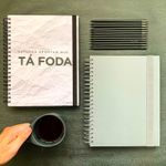 CADERNOS_UNIVERSITARIOS_A4_180FLS_TA_FODA_E_LISO_CINZA_CANECA_FOSCA_FRASES_PAPEL_CRAFT