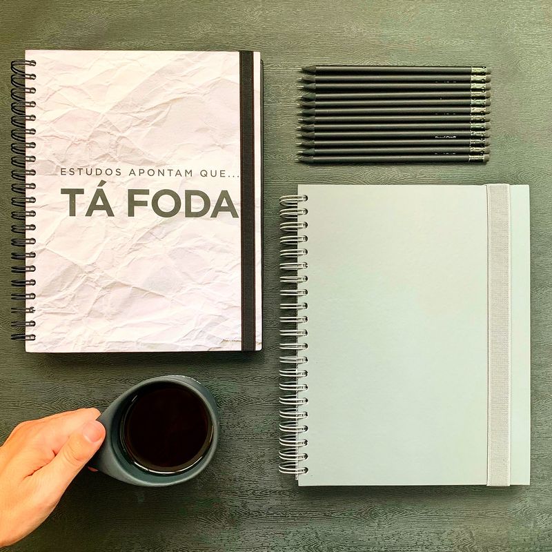 CADERNOS_UNIVERSITARIOS_A4_180FLS_TA_FODA_E_LISO_CINZA_CANECA_FOSCA_FRASES_PAPEL_CRAFT