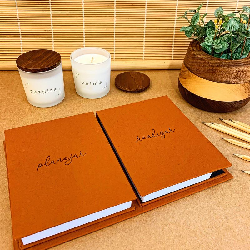 BLOCO_PLANEJAMNETO_DUAS_TAMPAS_CREATIVO_FERRUGEM_VELAS_COPO_VIDRO_CALMA_E_RESPIRA_CACHEPOT_MIX_PAPEL_CRAFT