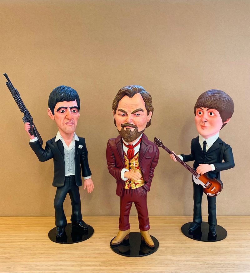 BONECO_MINIATURA_DI_CAPRI_SCARFACE_PAUL_MACCARTNEY_UNICA_VA11029_PAPEL_CRAFT