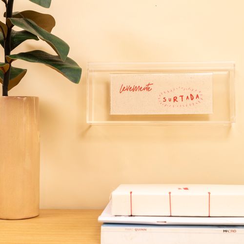 Quadro de Acrílico Retangular LEVEMENTE SURTADA