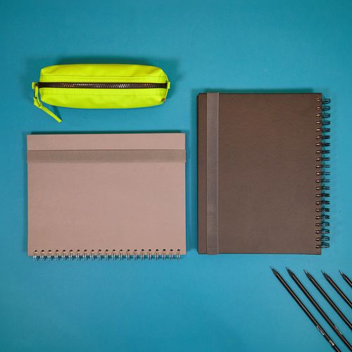 CADERNO A4 LISO 180 FOLHAS 
PRETO