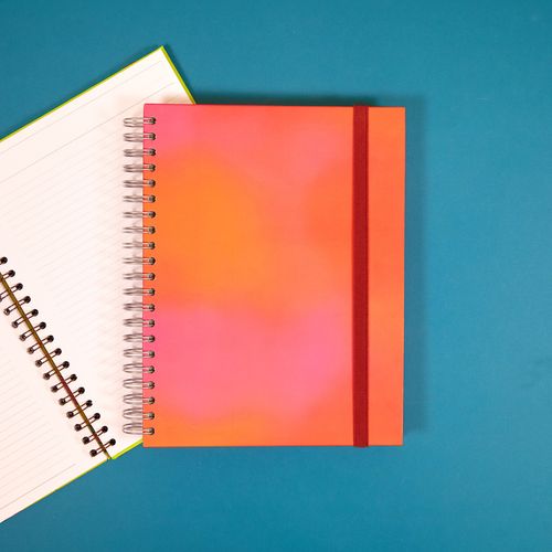 Caderno Universitário A4 180 Folhas
GRADIENTE ROSA