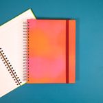 CADERNO_A4_90_FOLHAS_ESTAMPAS_GRADIENTE_ROSA_CA2230_PAPEL_CRAFT_2