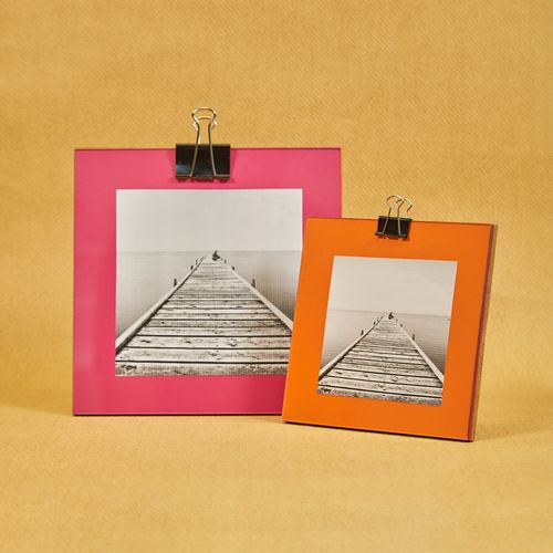 Porta-Retratos Clips Cores 20x20 
LARANJA/ROSA