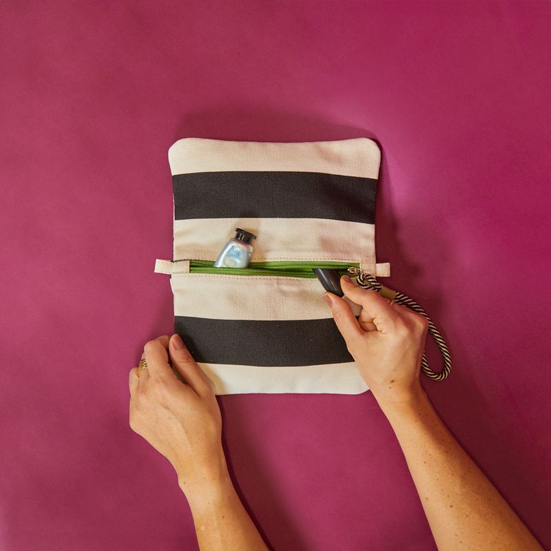 NECESSAIRE_LONA_MEIO_A_MEIO_PEQUENA_LISTRAS_P_B_GG__CO3074_PAPEL_CRAFT_3