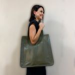 MAXI_BOLSA_SACO_EM_COURO_COM_BOLSO_FRONTAL_CO2969_MILITAR_PAPEL_CRAFT_1