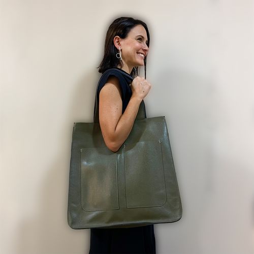 Maxi Bolsa Saco Em Couro C/ Bolso Frontal 
MILITAR