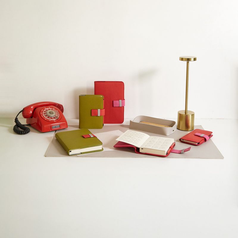 AGENDA_SEMANAL_COURO_LINGUETA_155_X_21_COM_CANETA-2025_-CARMENERE_PINK_-AG1796_PAPEL_CRAFT_2
