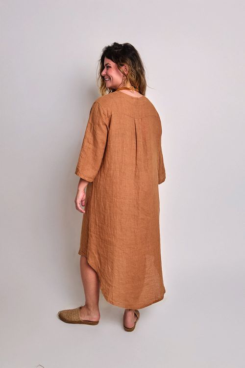 Vestido Linho Decote V e Detalhe na Frente CAMEL