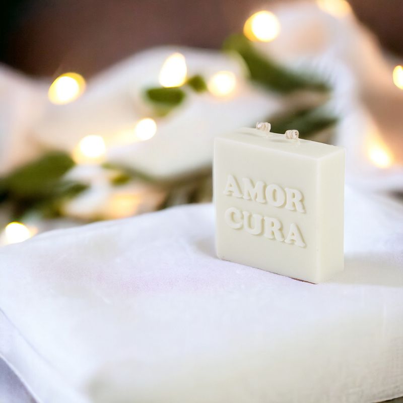 VELA_QUADRADA_MEDIA_AMOR_CURA_500_GRAMAS_2_PAVIOS_-HO10257_PAPEL_CRAFT_2