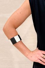 BRACELETE_MARCHETARIA_LISTRAS_PRETO_E_BRANCO_ROU2145_PAPEL_CRAFT_1