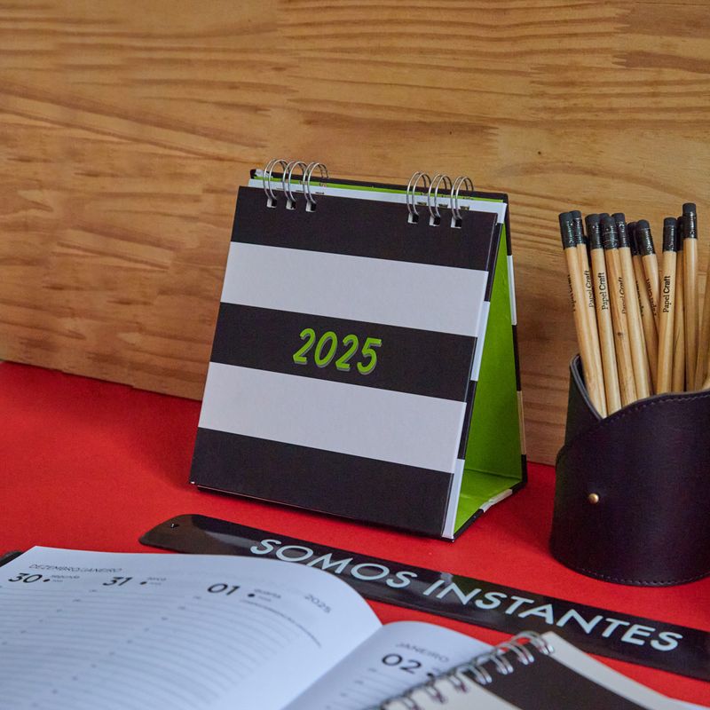 CALENDARIO_DE_MESA_P_LISTRAS_P_B_GG_2025_AG1810_PAPEL_CRAFT_2