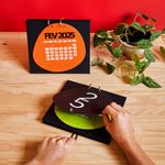 CALENDARIO_MESA_ARCO_IRIS_2025_AG1806_PAPEL_CRAFT_2