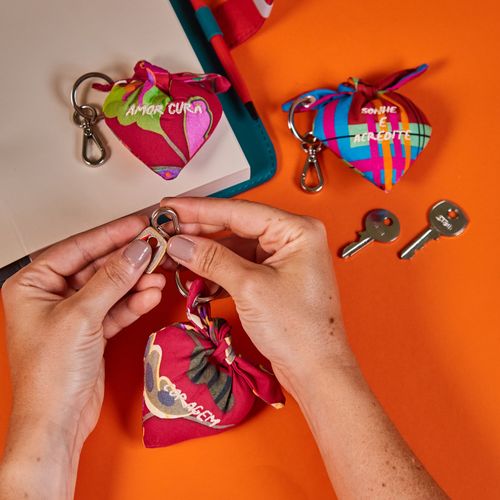 Chaveiro com Bordado AMOR CURA