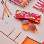 PORTA_OCULOS_LONA_HORIZONTAL_LINGUETA_COURO_FLORAL-BORDO_CO3062_PAPEL_CRAFT_2.jpg