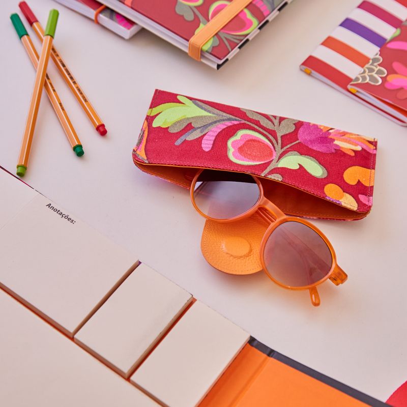 PORTA_OCULOS_LONA_HORIZONTAL_LINGUETA_COURO_FLORAL-BORDO_CO3062_PAPEL_CRAFT_2.jpg