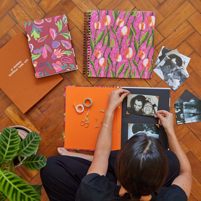 ALBUM_PINO_VERTICAL_20_X_27_50_FOLHAS_FLORAL_BORDO_COLAGEM_BEBEL_AL893_PAPEL_CRAFT_2.jpg