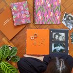 ALBUM_PINO_VERTICAL_26_X_32_50_FOLHAS_FLORAL_BORDO_COLAGEM_BEBEL_AL773_PAPEL_CRAFT_2.jpg