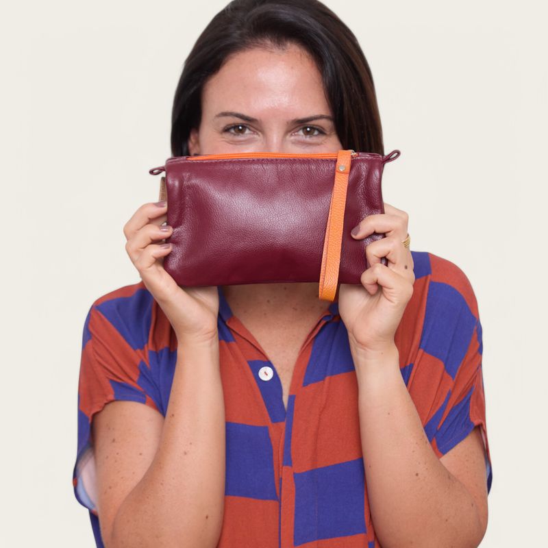 NECESSAIRE_COURO_MEIO_A_MEIO_VINHO_COM_LARANJA_CO3116_PAPEL_CRAFT_3.jpg