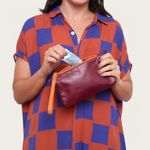 NECESSAIRE_COURO_MEIO_A_MEIO_VINHO_COM_LARANJA_CO3116_PAPEL_CRAFT_4.jpg