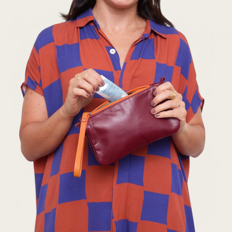 NECESSAIRE_COURO_MEIO_A_MEIO_VINHO_COM_LARANJA_CO3116_PAPEL_CRAFT_4.jpg