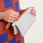 NECESSAIRE_COURO_MEIO_A_MEIO_CINZA_COM_LARANJA_CO3116_PAPEL_CRAFT_2.jpg