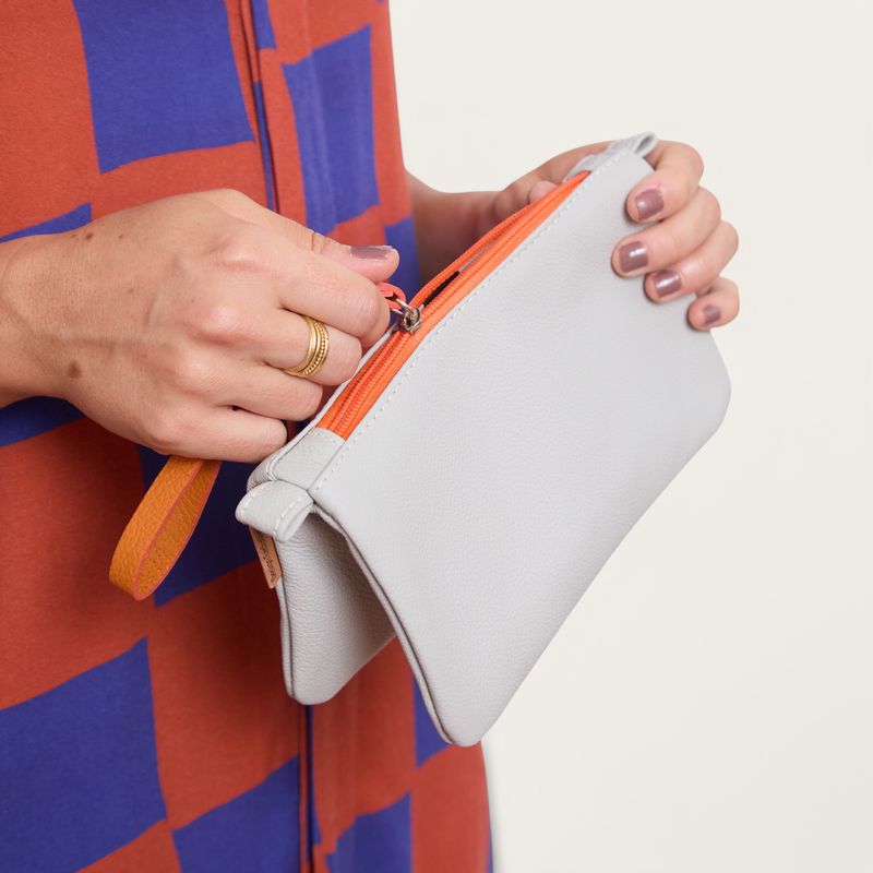 NECESSAIRE_COURO_MEIO_A_MEIO_CINZA_COM_LARANJA_CO3116_PAPEL_CRAFT_2.jpg