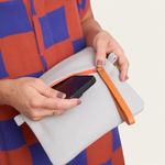 NECESSAIRE_COURO_MEIO_A_MEIO_CINZA_COM_LARANJA_CO3116_PAPEL_CRAFT_3.jpg