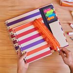 CADERNO_A5_90_FOLHAS_COM_ESTOJO_LISTRAS_COLORIDAS_CA3121_PAPEL_CRAFT_2.jpg
