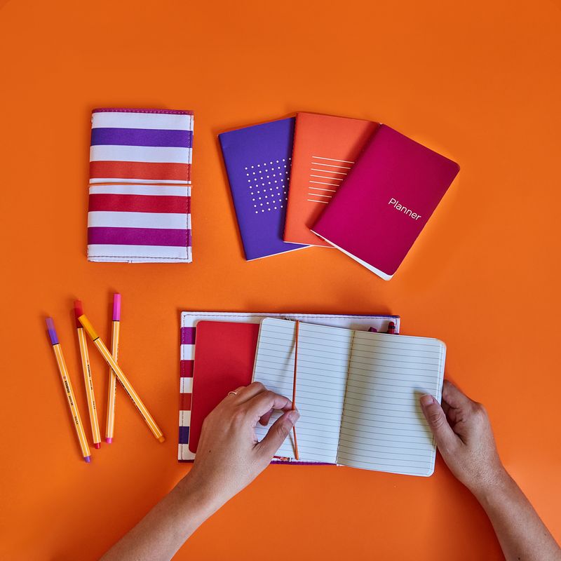AGENDA_PLANNER_COM_ELASTICO_2025_LISTRAS_COLORIDAS_AG1789_PAPEL_CRAFT_2.jpg