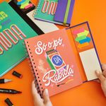 CADERNO_A5_90_FOLHAS_COM_ABA_LETRA_LATINA_RABIOLA_CA3314_PAPEL_CRAFT_2.jpg