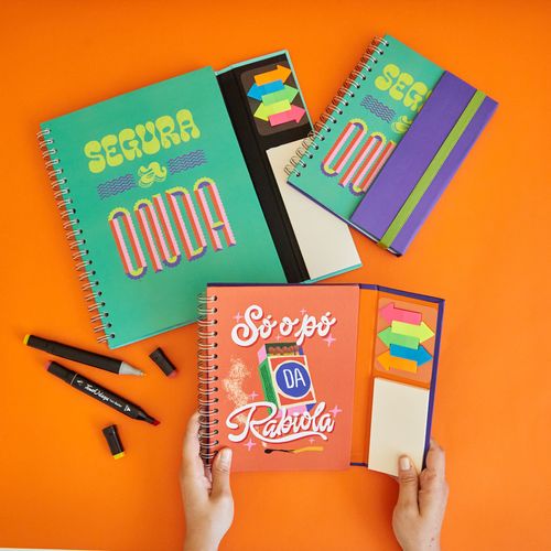 Caderno A5 com Aba 90 Folhas Letra Latina SEGURA A ONDA
