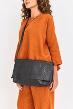 BOLSA_DE_COURO_COM_RELEVO_E_ALCAS_FINAS_PRETA_CO3090_PAPEL_CRAFT_1.jpg