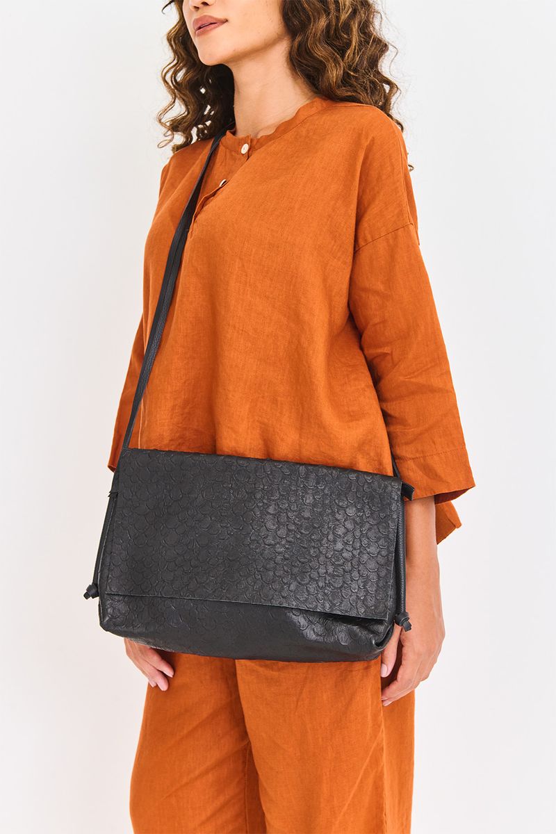 BOLSA_DE_COURO_COM_RELEVO_E_ALCAS_FINAS_PRETA_CO3090_PAPEL_CRAFT_1.jpg