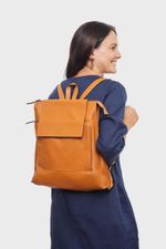 MOCHILA_COURO_TRICOLOR_URBANA_CARAMELO_CO3005_PAPEL_CRAFT_1.jpg