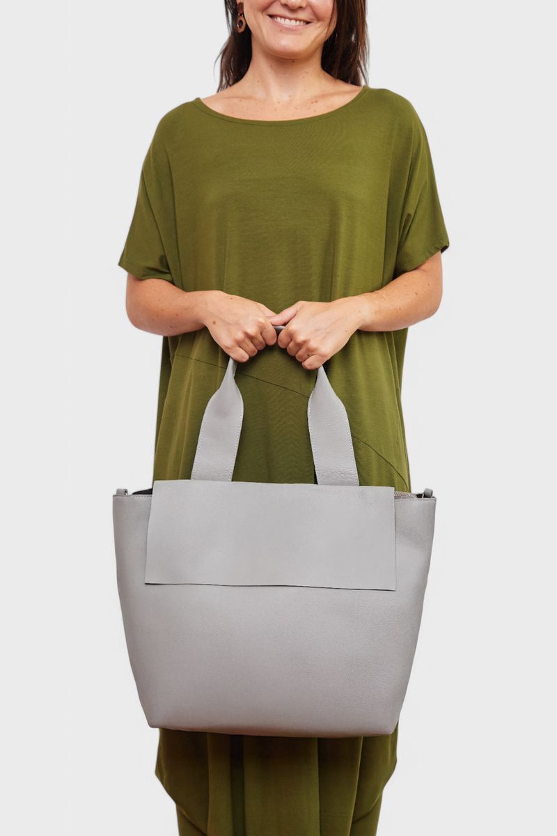 BOLSA_COURO_ABA_COM_IMAS_CONCRETO_CO2718_PAPEL_CRAFT_1.jpg