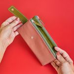 CARTEIRA_COURO_2_ABAS_BOTAO_-CHUTNEY_OLIVA__CO3099_PAPEL_CRAFT_2.jpg
