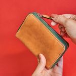 CARTEIRA_COURO_CASE_ZIPER_FORRO_ESTAMPADO_LARANJA_VERDE_CO3101_PAPEL_CRAFT_2.jpg