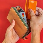 CARTEIRA_COURO_CASE_ZIPER_FORRO_ESTAMPADO_LARANJA_VERDE_CO3101_PAPEL_CRAFT_4.jpg