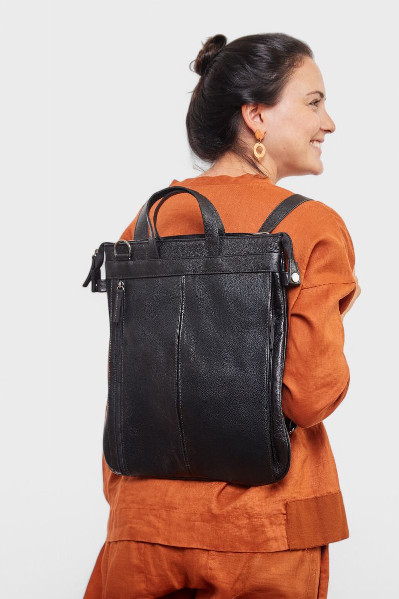 MOCHILA_VICTORIA_COURO_PORTA_LAPTOP_13_PRETO_CO2850_PAPEL_CRAFT_1.jpg