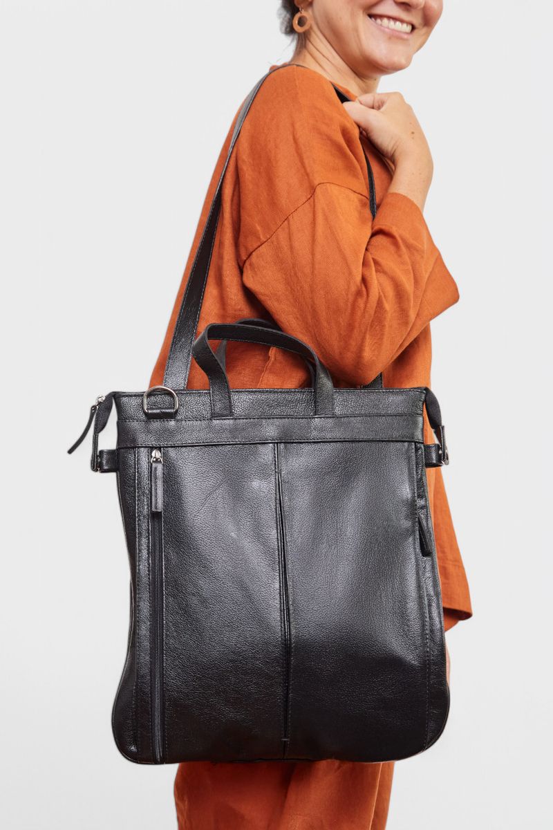 MOCHILA_VICTORIA_COURO_PORTA_LAPTOP_13_PRETO_CO2850_PAPEL_CRAFT_2.jpg