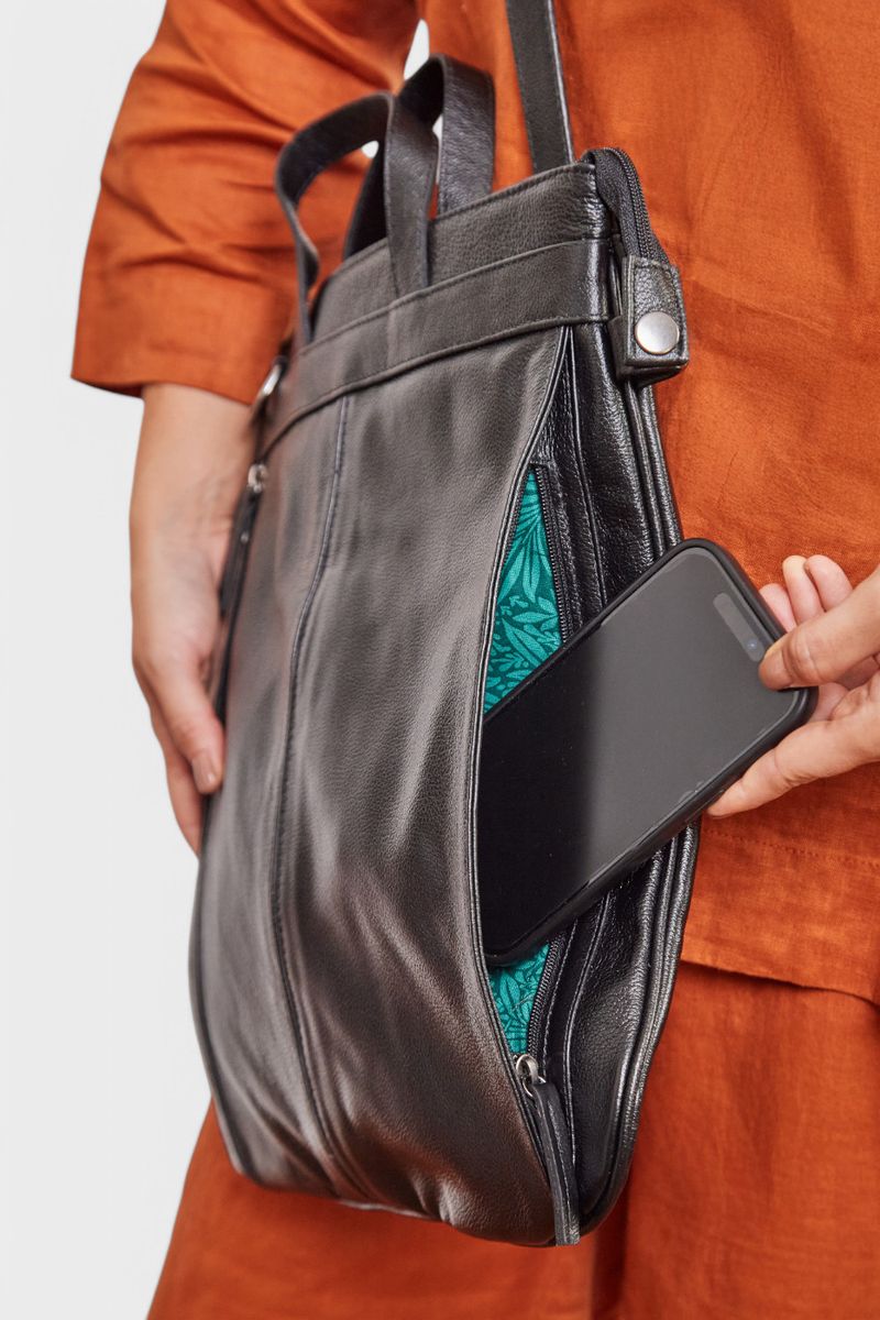 MOCHILA_VICTORIA_COURO_PORTA_LAPTOP_13_PRETO_CO2850_PAPEL_CRAFT_3.jpg