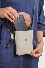 BOLSA_PORTA_CELULAR_CORES_PRETO_OFF_CARAMELO_CO3111_PAPEL_CRAFT_2.jpg